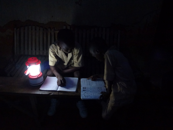 Evénement : Un dîner dans le noir pour sensibiliser au manque d’électricité dans les écoles en Afrique de l’Ouest